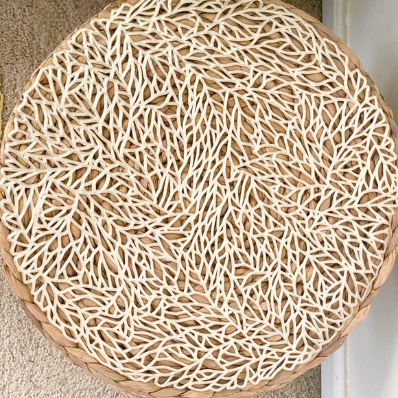 60 Vinyl Metallic Gold Placemats, 14.5” round - Picture 1 of 3